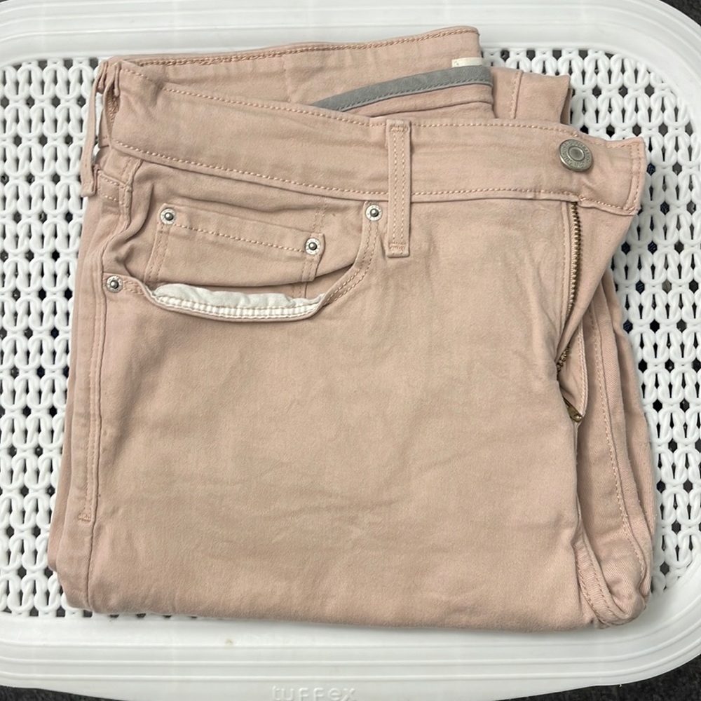 Selling woman’s Levi straight leg jeans